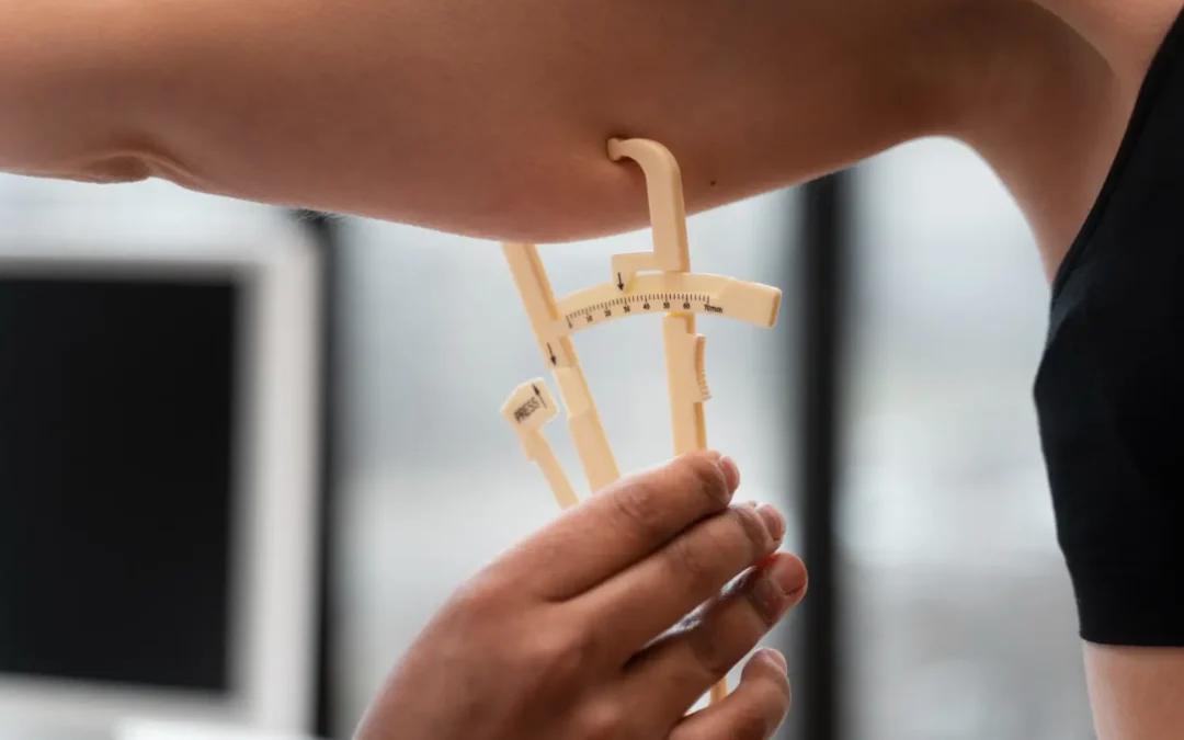 Medición del pliegue cutáneo con plicómetro durante un estudio antropométrico ISAK 1 en Málaga